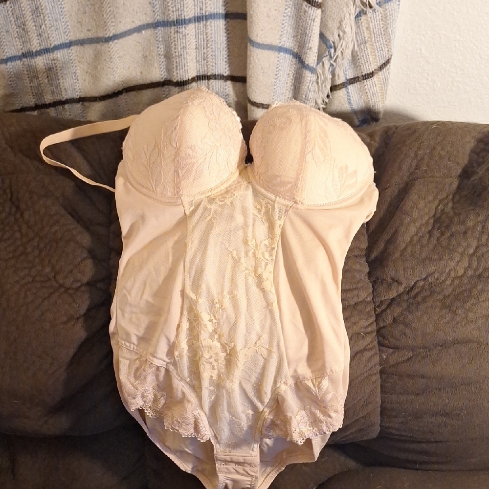 Lace Underwire Bodysuit in Cream